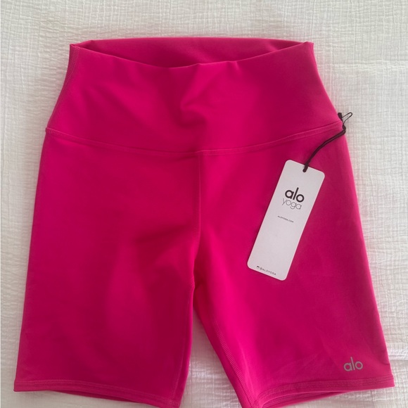 ALO Yoga Women's Bright Pink Bike Shorts - Picture 2 of 2